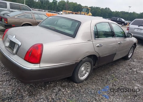 1999 Lincoln Town Car Executive z USA, uszkodzony, nr VIN 1LNHM81W1XY638614